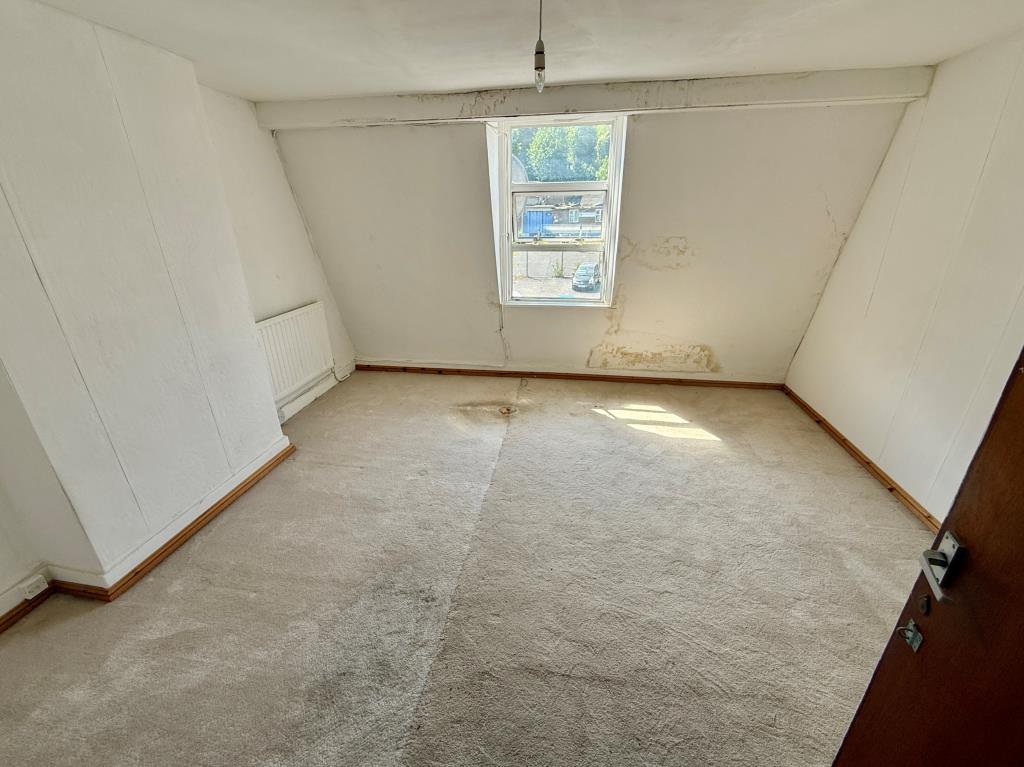 Lot: 11 - FOUR STOREY DOUBLE FRONTED BUILDING WITH POTENTIAL - Maisonette bedroom two
